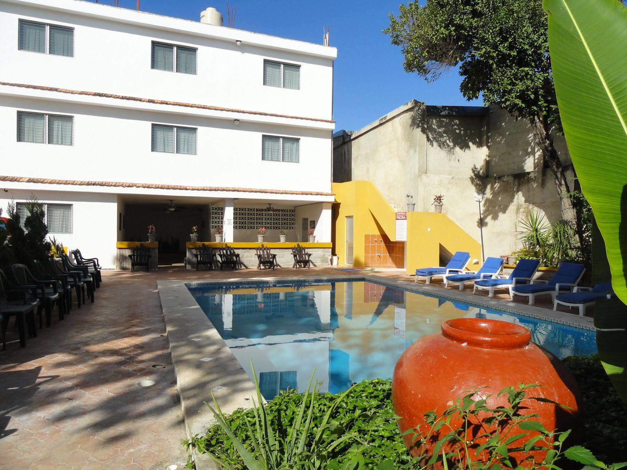 Hotel Las Dalias Inn Mérida Extérieur photo
