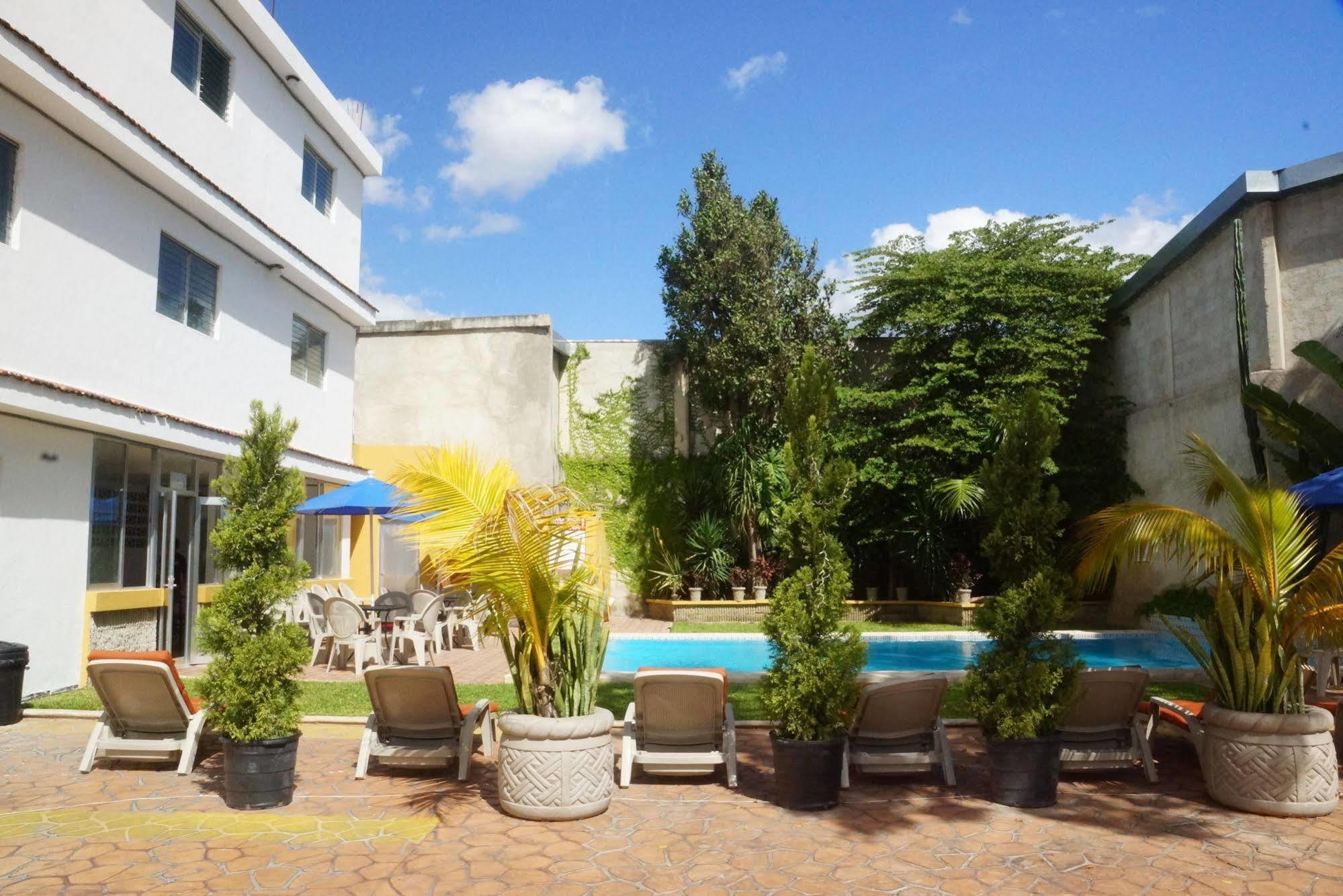 Hotel Las Dalias Inn Mérida Extérieur photo